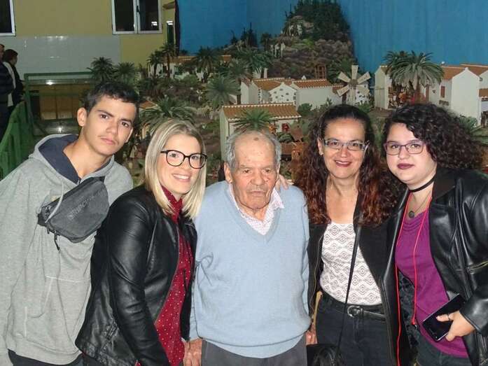 Imagen de las pasadas Navidades en el acto inaugural del belén canario. Manuel Sánchez con un grupo de jóvenes del barrio  (Foto TA)